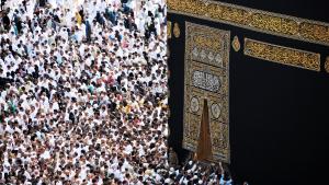 People gather at Kaaba Mecca. 